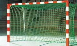 Stel handbaldoelen vast met grondpotten 3,0x2,0 m, rood/wit